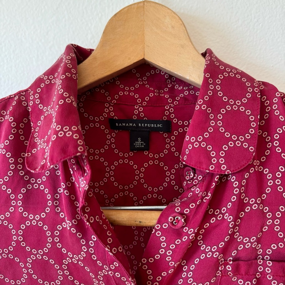 Banana Republic Cranberry Red Silk Blouse with Circle Pattern Size Small - Picture 3 of 6